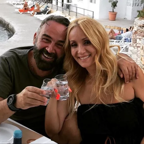 Γρηγόρης Γκουντάρας & Νάταλι Κάκκαβα | Δες πλάνα από το παραδοσιακό σπίτι της οικογένειας