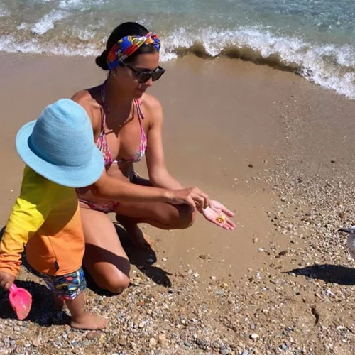 Σταματίνα Τσιμτσιλή | Οι νέες φωτογραφίες με μαγιό και τα παιχνίδια με τον γιο της στη θάλασσα
