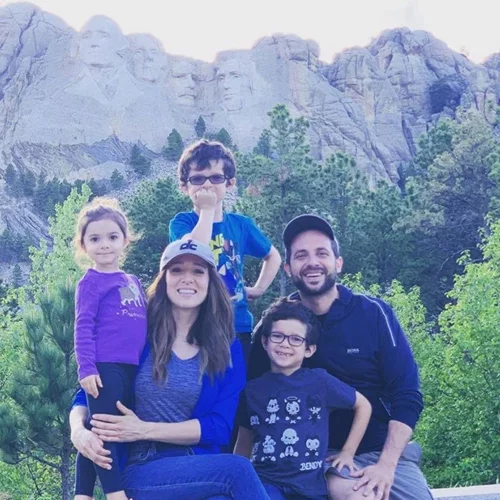 Καλομοίρα Σαράντη – Γιώργος Μπούσαλης | Φωτογραφίες από το παραδοσιακό σπίτι της οικογένειας στην Αμερική