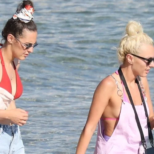 Τάμτα | Στη θάλασσα με την κόρη της και τον Πάρη Κασιδόκωστα - Η απίστευτη ομοιότητα με την Άννυ