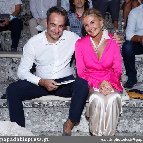 Μαρέβα Γκραμπόφσκι - Μητσοτάκη | Η κομψή εμφάνιση στο πλευρό του συζύγου της στην Επίδαυρο