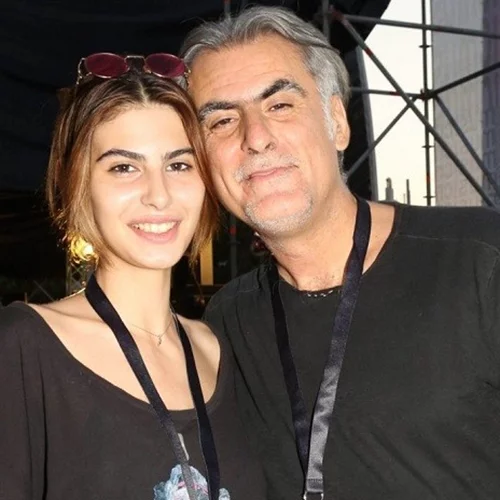 Είδαμε την κούκλα 15χρονη κόρη του Φίλιππου Πλιάτσικα | H σπάνια εμφάνιση στο πλευρό του μπαμπά της