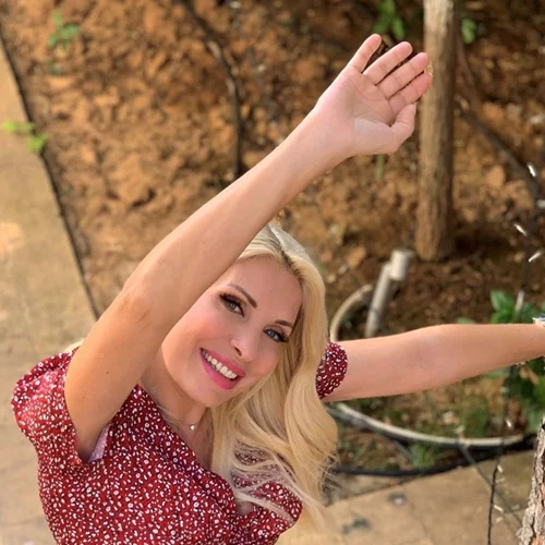 «Στου σπιτιού μου την αυλή... » | Η Ελένη Μενεγάκη δημοσίευσε (πολλές) φωτογραφίες από τον κήπο της - Το κοντό κόκκινο φόρεμά της