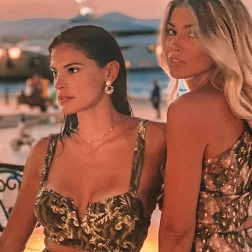 Χριστίνα Μπόμπα | Καλοκαιρινή απόδραση στις Σπέτσες με διάσημες φίλες της