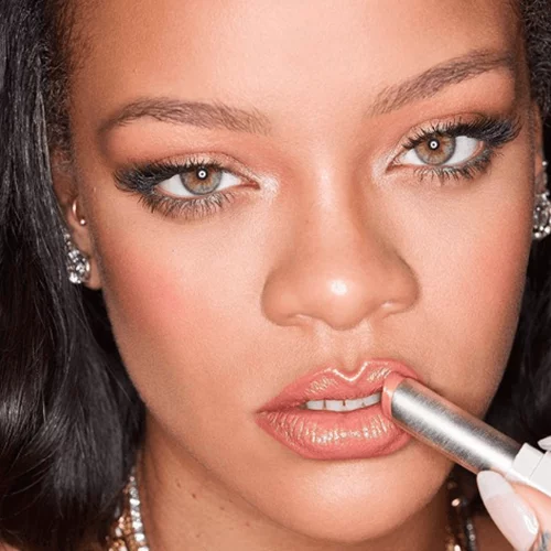 VIDEO: Τι κάνει η Rihanna λίγο πριν κοιμηθεί - Η ίδια αποκαλύπτει τη skincare ρουτίνα της