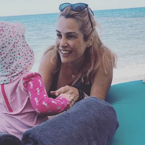 Η Τζένη Μπότση έγινε 48 ετών | Τα πρώτα γενέθλια με την κόρη της και η mini τούρτα (vid)