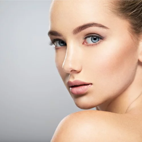 Από τι προκαλούνται οι καφέ κηλίδες στο δέρμα και τι πρέπει να προσέχουμε;