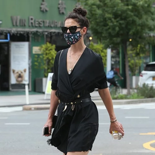 Η Katie Holmes με total black