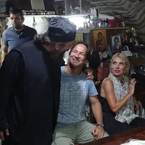 Ελένη Μενεγάκη-Μάκης Παντζόπουλος | Σε μοναστήρι της Άνδρου μαζί με τη μητέρα της, Ζέτα (pics)