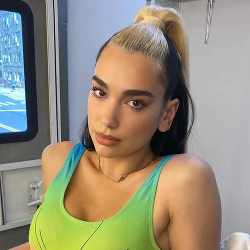 Η Dua Lipa άφησε τους fans της να επιλέξουν το νέο χρώμα των μαλλιών της