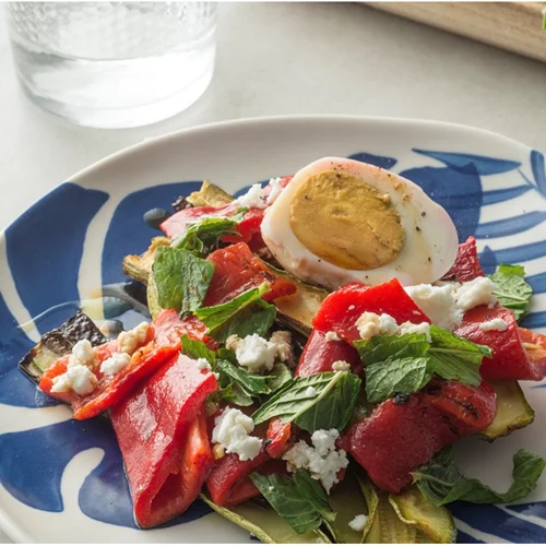 Ψητά λαχανικά με δυόσμο, φέτα και αυγό