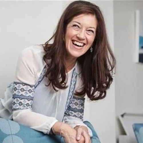 Βικτόρια Χίσλοπ | Ελληνίδα πολιτογραφήθηκε η συγγραφέας του μυθιστορήματος «Το Νησί»