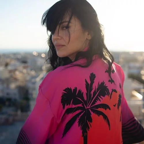 Η Ζενεβιέβ Μαζαρί με το μαγιό που είναι η πιο hot τάση του καλοκαιριού - Ολόσωμο από το Oysho