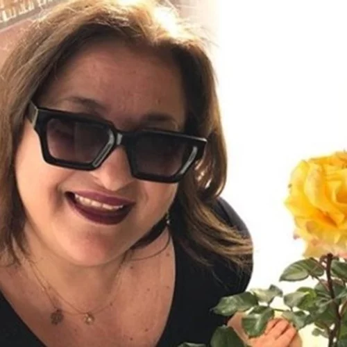 Τρυφερές φωτογραφίες της μητέρας της Ελισάβετ Κωνσταντινίδου | «Η μαμά φυτεύει το νυχτολούλουδο»