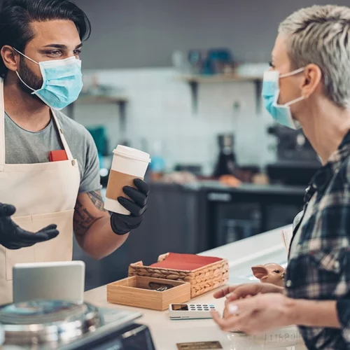 Τέλος στο όριο των έξι ατόμων ανά τραπέζι σε καφέ και εστιατόρια