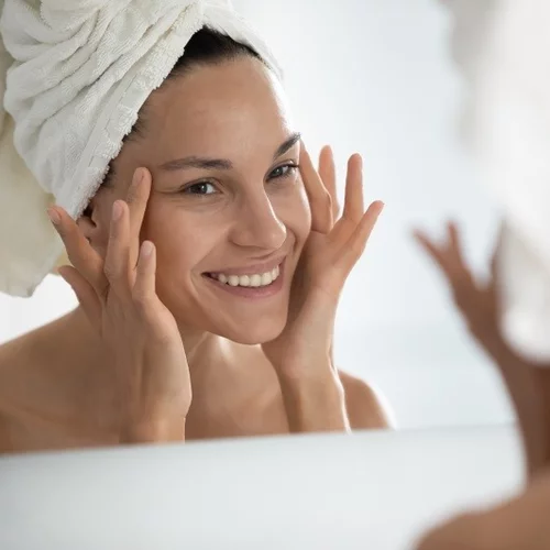 Μήπως οι λεπτές γραμμές και οι ρυτίδες σου οφείλονται σε αυτά τα δύο skincare λάθη;