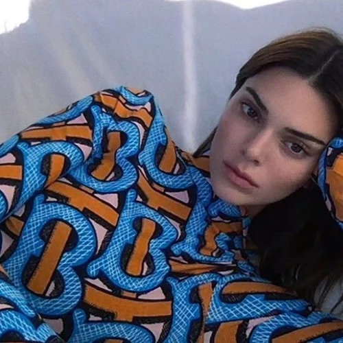 H Kendall Jenner φωτογραφήθηκε μόνη της για τη νέα καμπάνια του οίκου Burberry