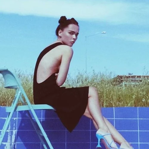 Tρία κομμάτια κλειδιά για να απογειώσεις το μαύρο χρώμα και το καλοκαίρι