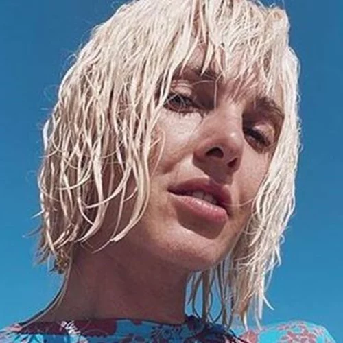 Με το πιο ωραίο ολόσωμο μαγιό σε ερημική παραλία | Η Τάμτα μάς θύμισε κάτι από τα 90s