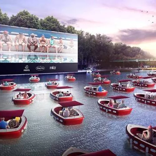 Ο Σηκουάνας μεταμορφώνεται στο πιο ρομαντικό και όμορφο πλωτό, θερινό σινεμά για αυτό το καλοκαίρι