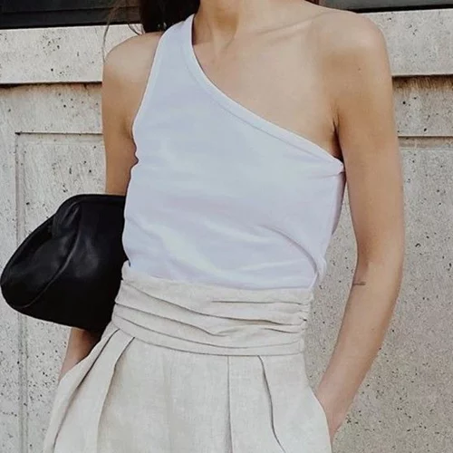 One-shoulder top | Το summer staple που θα αναβαθμίσει τις εμφανίσεις σου