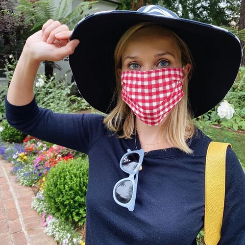 Οι celebrities αποδέχονται την πρόκληση του "Wear a Damn Mask"