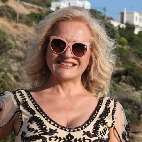 Μπέσυ Μάλφα | Έγινε κουμπάρα στο γάμο δύο αγαπημένων της φίλων (pics)