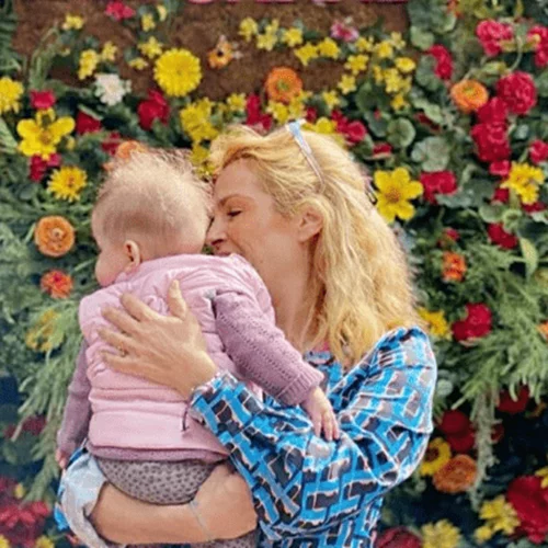 Τζένη Μπότση | Ποζάρει με μαγιό και μαζί με την κόρη της στην παραλία