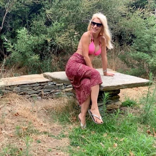 Ελένη Μενεγάκη | Η επιστροφή στην Άνδρο και οι φωτογραφίες από τον κήπο της με ροζ μπικίνι