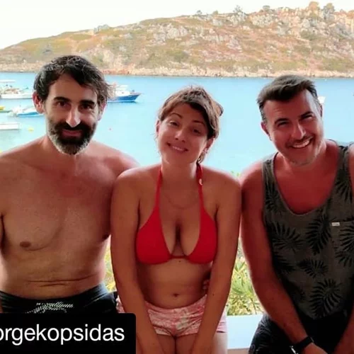 Κλέλια Ρένεση | Το κόκκινο μπικίνι που επέλεξε στο reunion με τους φίλους της