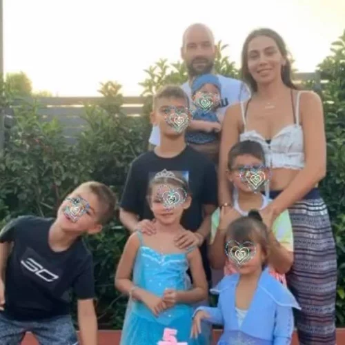 Βασίλης Σπανούλης - Ολυμπία Χοψονίδου | Οι νέες φωτογραφίες των πέντε παιδιών τους και ο τεράστιος κήπος