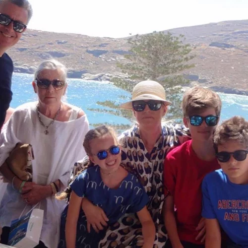 Νίκος Χατζηνικολάου-Κρίστη Τσολακάκη | Σπάνια φωτογραφία με τα τρία παιδιά τους από τις διακοπές