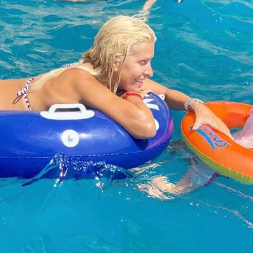 Ελένη Μενεγάκη | Φωτογραφίζει τη μικρότερη κόρη της, Μαρίνα, στην παραλία