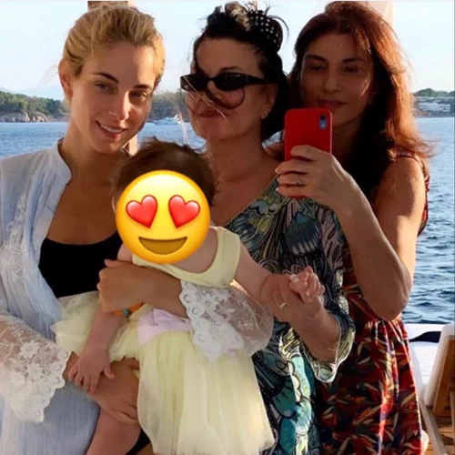 «Τέσσερις γενιές» | Η Δούκισσα Νομικού φωτογραφίζεται με τη 10 μηνών κόρη της, τη μητέρα και τη γιαγιά της