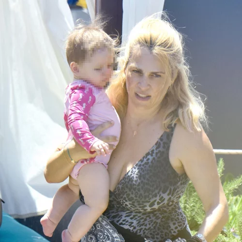 Τζένη Μπότση | Φωτογραφίζει τη 10 μηνών κόρη της στην πισίνα