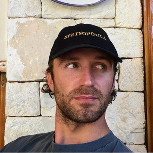 Τεό Νιάρχος | Στη Σπετσοπούλα με την κούκλα σύντροφό του ο «χρυσός» κληρονόμος