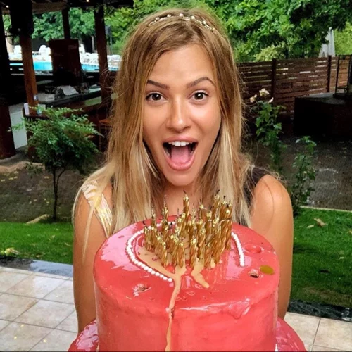 Γενέθλια για τη Λάουρα Νάργες | Η ηλικία της και η αποκάλυψη για τα 4 χρόνια ψυχοθεραπεία