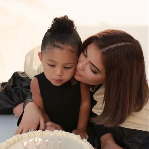 Γενέθλια για την 23χρονη δισεκατομμυριούχο Kylie Jenner | Πώς της ευχήθηκε η οικογένειά της