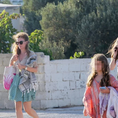 Κιμ Κίλιαν | Με mini πουά φούστα σε σπάνια εμφάνιση με τις δύο κόρες της, Σιένα και Σάντυ