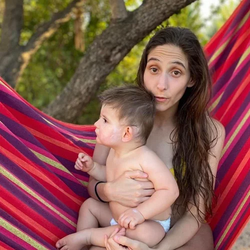 Φωτεινή Αθερίδου | Ποζάρει με μπικίνι 10 μήνες μετά τη γέννα αγκαλιά με τον γιο της