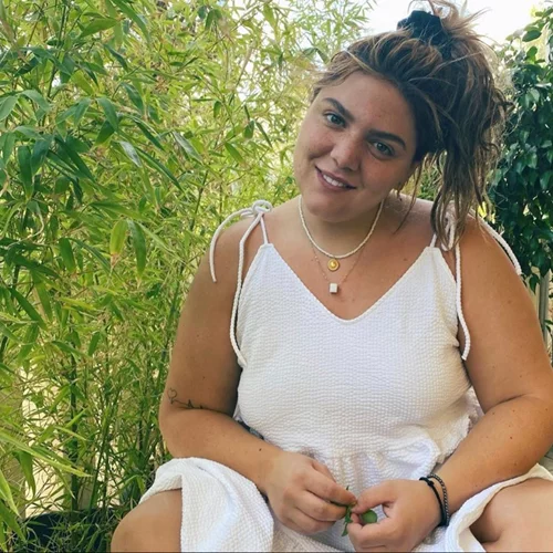 Island look | Η Δανάη Μπάρκα με λευκό μίνι σορτσάκι στη Σέριφο