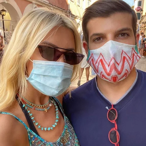 «Μείνετε ασφαλείς» | Κατερίνα Καινούργιου και Φίλιππος Τσαγκρίδης φωτογραφίζονται αγκαλιά με μάσκες προστασίας