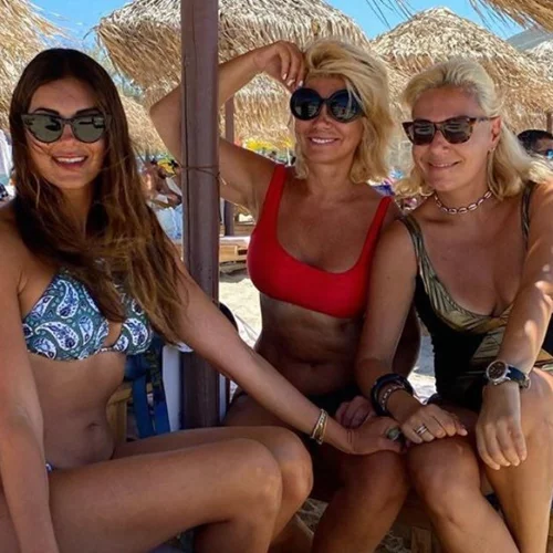 Σταματίνα Τσιμτσιλή | Η νέα φωτογραφία με μπικίνι και η συνάντηση με γνωστές δημοσιογράφους στην Πάρο