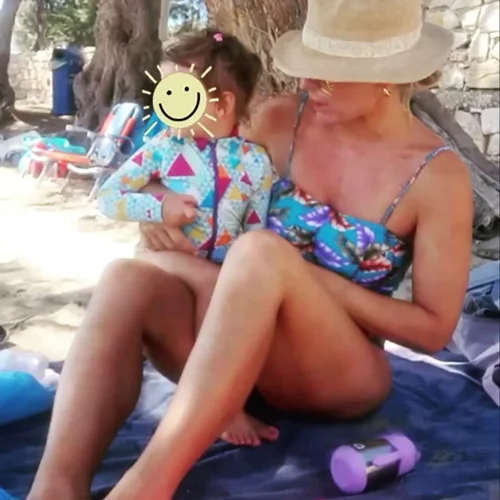 H Ελεονώρα Μελέτη φωτογραφίζεται με την κόρη της | Tα γαλαζοπράσινα μάτια, τα machy machy μαγιό και τα τρυφερά λόγια