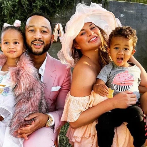 John Legend - Chrissy Teigen | Θα γίνουν γονείς για τρίτη φορά