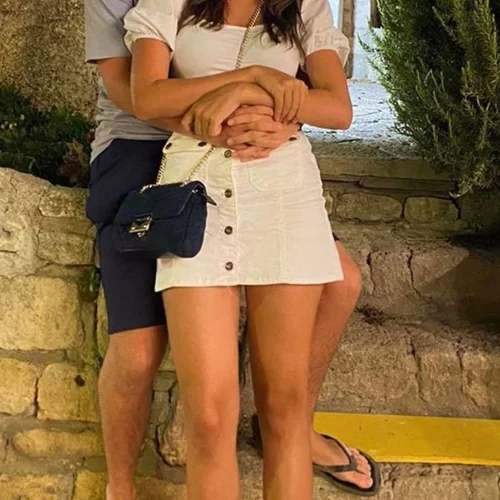 Ερωτευμένη γνωστή Ελληνίδα τραγουδίστρια - Οι φωτογραφίες της νεαρής με τον σύντροφό της