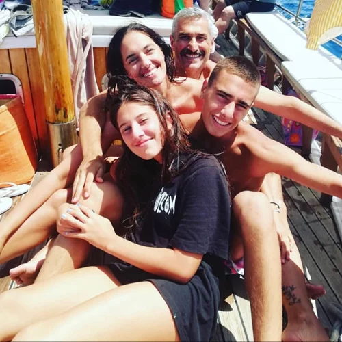 Νόνη Δούνια | Οι βουτιές στον Αργοσαρωνικό μαζί με τον σύζυγο και τα παιδιά της