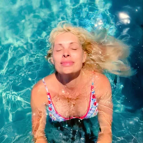 «Οι πρωινές βουτιές είναι οι καλύτερες» | Η νέα φωτογραφία της Ελένης Μενεγάκη χωρίς μακιγιάζ