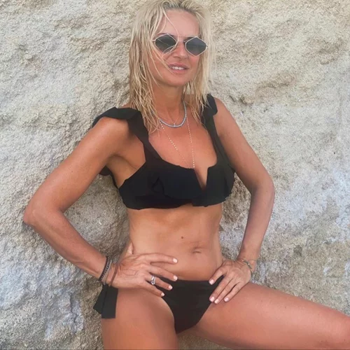 Μαρία Μπεκατώρου | Ποζάρει με hot μαύρο μπικίνι μετά την απώλεια 9 κιλών