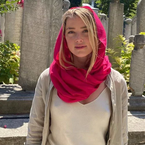 Amber Heard | Η εμφάνισή της χωρίς στηθόδεσμο σε τζαμί στην Τουρκία που προκάλεσε αντιδράσεις (pics)